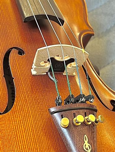 Skripkalar: Yamaha YEV-104 Xereyi Güclendiricisi içine yığılmış Ela seslenmesi — 6