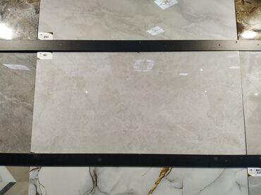 kreditle kafel metlax: Açıq boz rəngdə, mərmər effektli keramika plitəsi. Hamam, mətbəx və ya