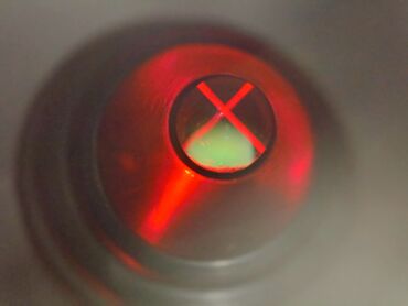 Скутеры: Мопед красного цвета с черными и серыми акцентами. Оснащен передней — 31