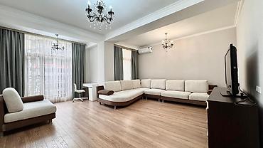 center: For rent spacious 3 bedroom apartment at Toktogul 140 / Togolok Moldo — 4