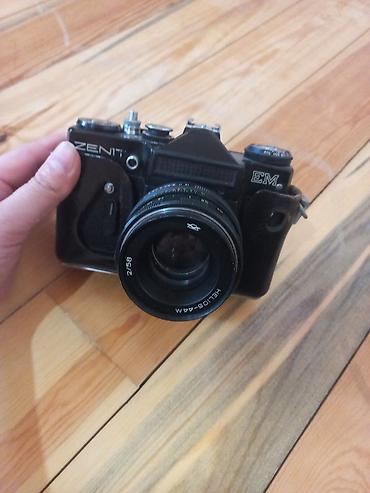 hot 40i: Zenit EM 35mm SLR fotoaparat - Obektiv: Helios‑44M 58mm f/2 (M42 — 2