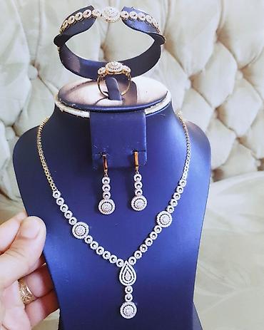 16 sadə: Dəstə daxildir: Kulon, Sep, Sırğa, Swarovski, Sarı qızıl, 585 Əyar, 16400 g — 5