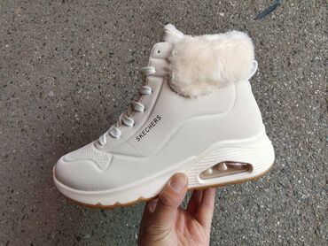 Čizme: Predsezonska AKCIJA od 36 do 41 za samo 3600 din
pb — 1