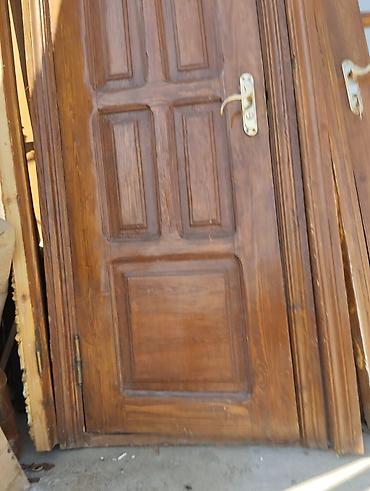 keci satşı: Təcili münasib qiymətli taxta qapılar satılır.4 ədəd şüşəli, 2 — 4