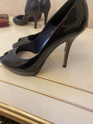 Tuflilər: İki cüt qadın ayaqqabısı və uyğun çanta dəsti 1) Lolita Botti leopard — 13