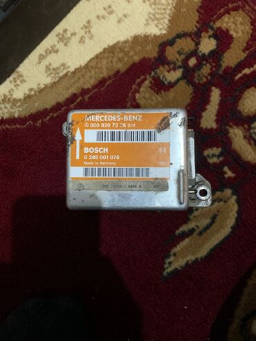 Maqnitofonlar: Bosch avtomobil maqnitofonu (head unit) üçün əsas blok və metal montaj — 8