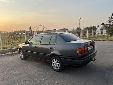 mazda 323: Volkswagen Vento: 1993 г., 1.8 л, Механика, Седан — 1