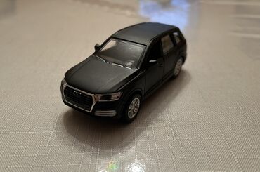 Avtomobil modelləri: Maqnitli qapıları olan metal oyuncaq SUV maketi - Gecəqara rəngli — 1