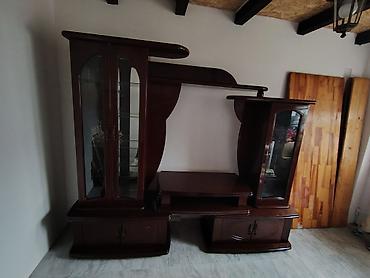 Stilske vitrine: Drvena dnevna soba – vitrina i TV komoda u kompletu - Materijal — 24