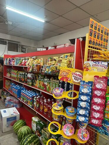 магазинные стелажи: Продается полки для магазина, включающее стеллажи красного цвета с