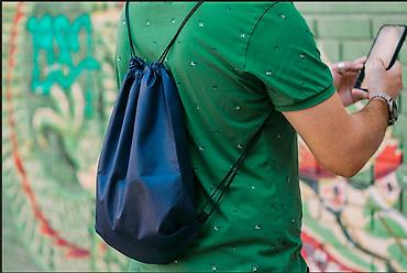 dimenzije torbe: Lagani crni ranac Bruno sneakers, sa učkurima za zatezanje i nošenje i — 3