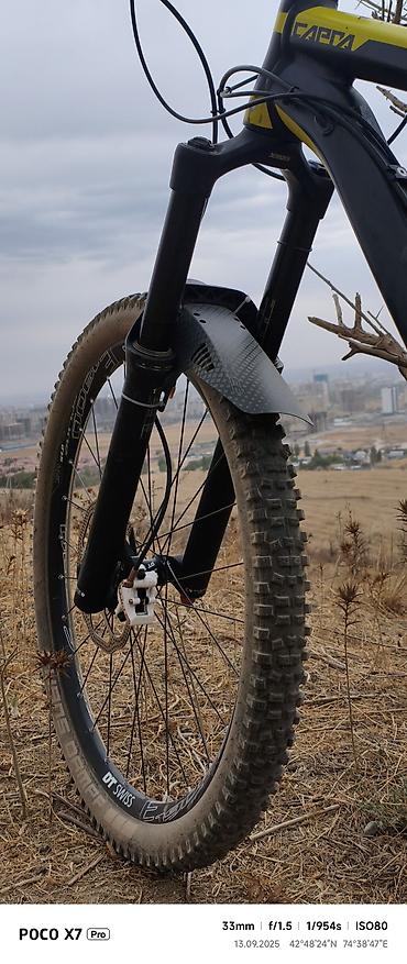 Горные велосипеды: YT Capra 27.5, L'ка Вилка: RockShox Yari, 160 mm, воздушка Аморт — 7