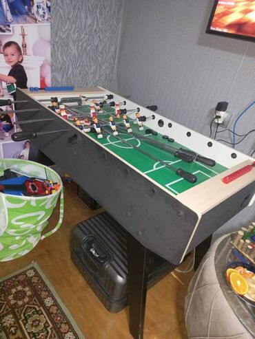 Maskalar, eynəklər: Masaustu futbol oynudur 4 neferlik. Esasen boyukler ucun usaqlar da