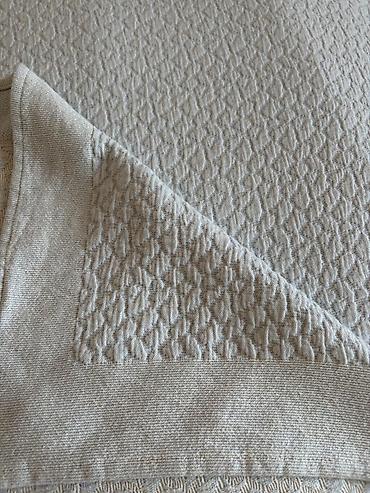 Bej rəngli teksturalı yataq örtüyü / pled - Material: yumşaq