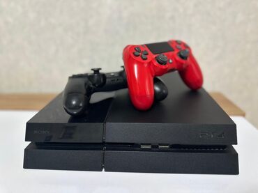 PS4 (Sony Playstation 4): Qara rəngdə olan Sony PlayStation 4,500 QB oyun konsolu. Konsolun iki