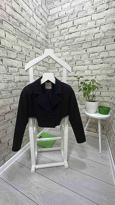 oversize jaket: Tiffany & Tomato qadın qısa jaket - Rəng: qara - Model — 1