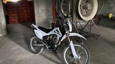 мото чопер: Эндуро/кросс мотоцикл в белом цвете. Характеристики и оснащение по