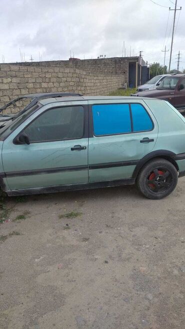 volkswagen golf 1 4: Volkswagen Golf markalı, yaşıl rəngdə olan avtomobil. Avtomobilin arxa