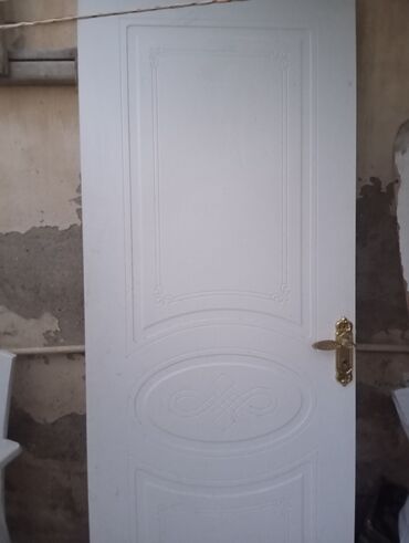 замок на калитку: Ağ rəngli qapı .cercivesi yoxdu.qiymet 30mant