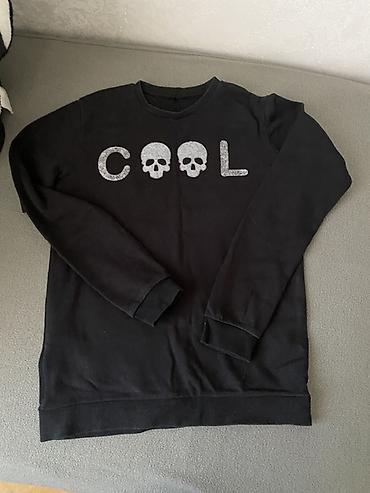 Kişi geyimləri: Qara sweatshirt – “COOL” yazılı, hərfdə kəllə sümüyü motivləri ilə.10 — 1