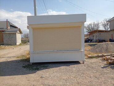 оборудование для детского магазина: Киоск из сэндвич-панелей белого цвета с рольставнями бежевого оттенка