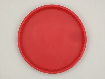 Okrągła forma do pieczenia w intensywnym czerwonym kolorze, wykonana z