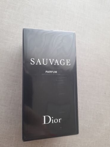 Ətriyyat: Dior Sauvage ətrinin yeni, bağlı qablaşdırılması. Zərif və davamlı