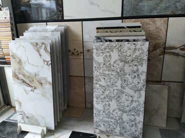daslar: Mərmər naxışlı keramik plitələr həm döşəmə, həm də divarlar üçün