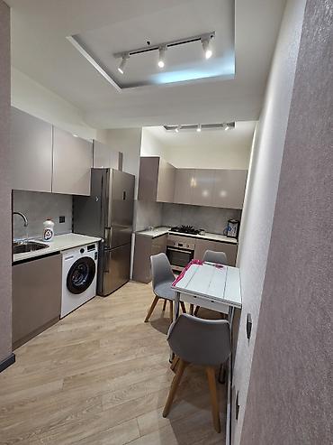 ipotekada olan evler: 28 May metrosuna birbaşa çıxışı olan, Azadlıq prospektinə baxan — 9
