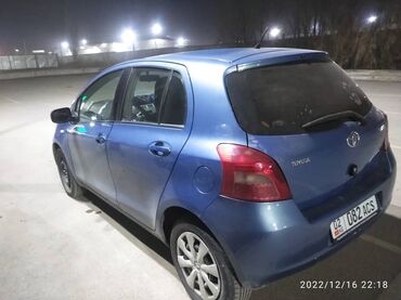 тойота matrix: Синий хэтчбек Toyota Yaris, припаркованный на открытой стоянке