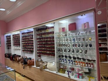 Çantalar: Satılır; yalnız mebellər içindəki setkalar və qarmaqlar. Vitrində olan — 4