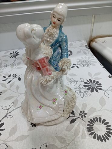 ваза напольная стеклянная высокая без узора: Porcelan fiqur – rəqs edən cütlük - Material: parlaq şirli porcelan -