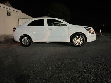 заводские тонированные стекла: Ağ rəngli sedan avtomobil - Kuzov: 4 qapılı sedan, kompakt ölçülü