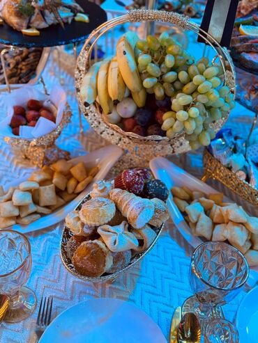 где купить коробки для клубники в шоколаде: Ассорти из изысканных десертов, идеально подходящее для праздничного