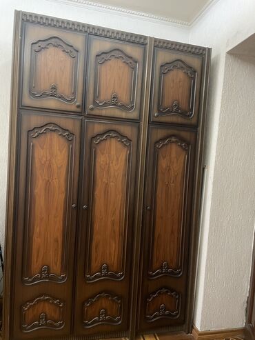 Mebel: İşlənmiş, Açılan, 3 qapılı Düz dolab, Şifonyer