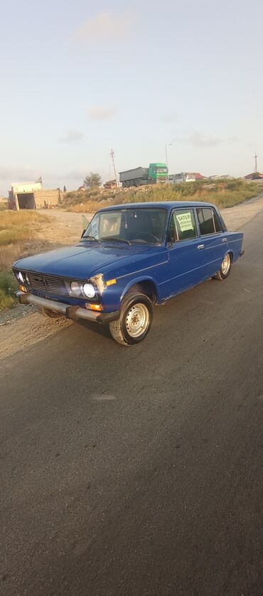 Göy rəngli Lada 2106 avtomobili, sedan tipli korpusu ilə. Klassik