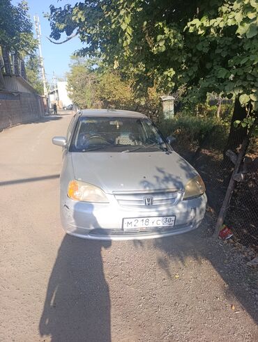 коробка на цивик: Honda Civic, седан, серебристый цвет, правый руль. Номерной знак на