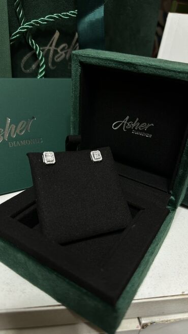 женские серьги с фианитами: Пара элегантных сережек от Asher Diamonds. Каждая серьга имеет