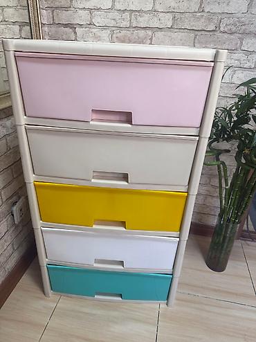 Комоды для одежды: Пластиковый комод с пятью выдвижными ящиками белого цвета и салатовым — 11