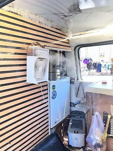 food truck: Sarı rəngli mobil “fast food” furqonu – isti və qəlyanaltılar yerində — 5
