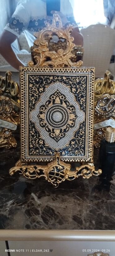 Dini kitablar: .Demir quran qablari 80 manatdan baslayir. Plastik quran qablâri 50 — 21