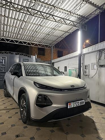 Электротранспорт: Электромобиль кроссовер (серебристый кузов, черная крыша/обвесы). Q05 — 2