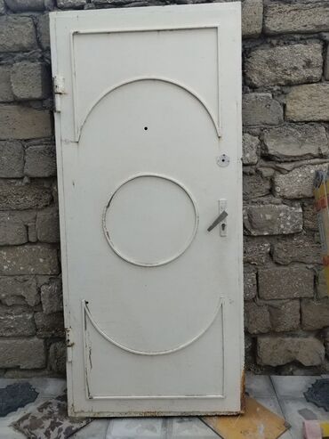LDV: Metall qapı, ağ rəngdə - Material: qalın metal vərəqdən hazırlanmış
