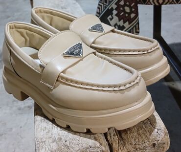 Sirena Motors: Bej rəngli qalın altlıqlı loafer ayaqqabılar - Stil: Klassik penny