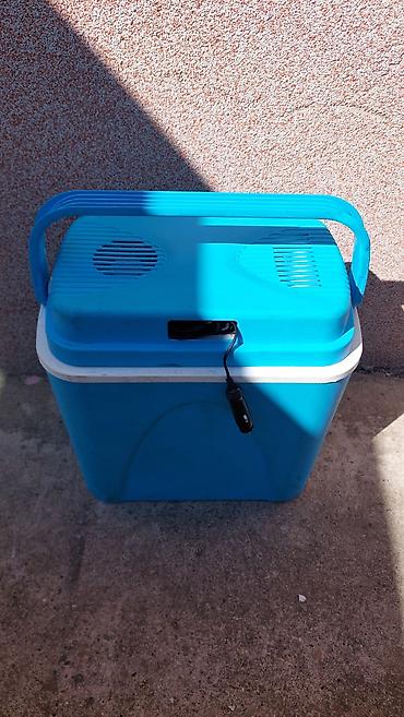 Frižideri: Komad 4000 din. Prijenosni auto frižider/termo kutija (12V) - Boja — 10