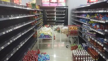 вешалки для одежды напольные оригинальные: Turkiyenin Qara rengde Ortaliq ucun Vitrin Refleri satilir.Ela