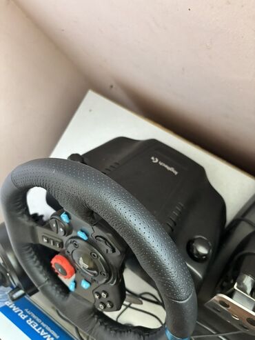 paltaryuyan işlənmiş: Logitech G29 yarış simulyatoru dəsti. Dəstə dəri örtüklü sükan