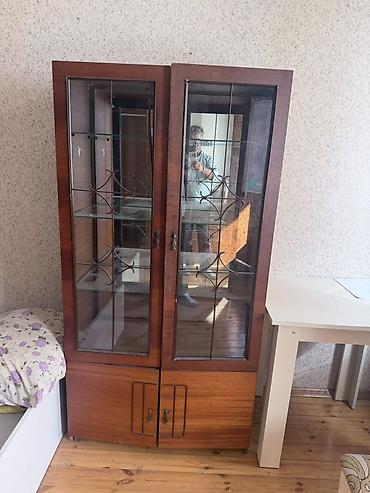 Qonaq otağı dəstləri: Mebel dəstləri – vitrin şkaf, divar dolabı və ağ qarderob - Vitrin — 1