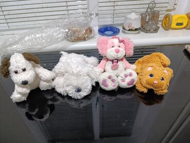 Игрушки: Мягкие игрушки и три фарфоровые статуэтки, и другие игрушки Цена 20 - — 3