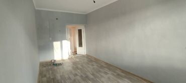 арендовать дом: Предлагается комната с базовой отделкой, включающей серые окрашенные